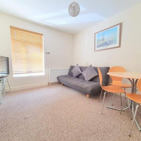 Bassett Flat With 2 Bedrooms And Superfast Wi-Fi Sittingbourne Exterior foto